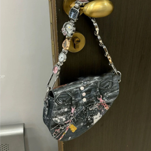 復古塗鴉馬鞍包女單肩斜背手提包通勤個性腋下包表盤百搭郵差包潮 復古塗鴉馬鞍包女單肩斜背手提包通勤個性腋下包表盤百搭郵差包潮