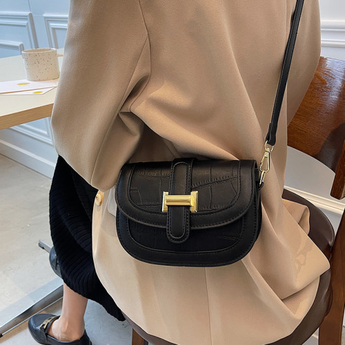 春夏網紅小包包2026新款時尚高級感女包撞色單肩包百搭斜背馬鞍包 春夏網紅小包包2026新款時尚高級感女包撞色單肩包百搭斜背馬鞍包