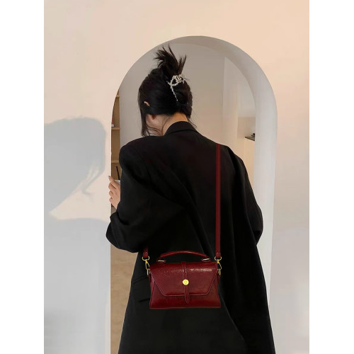 馬鞍包包女士2026新款高級大氣輕奢小衆高級感斜背紅色婚包女新娘 馬鞍包包女士2026新款高級大氣輕奢小衆高級感斜背紅色婚包女新娘