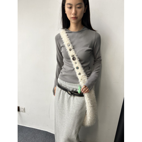 oinimi 米白色羊羔毛包 釘釦裝飾毛毛包 大容量通勤斜後後背包