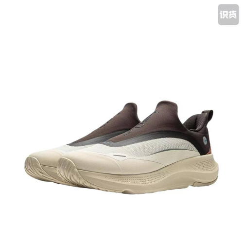 李甯SOFT GO MAX䨻科技輕量軟彈防滑耐磨潮流運動休閒鞋AGLU037