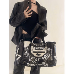 塗鴉機車包女2026新款龐克鉚釘旅行健身包通勤托特包潮街頭辣妹包