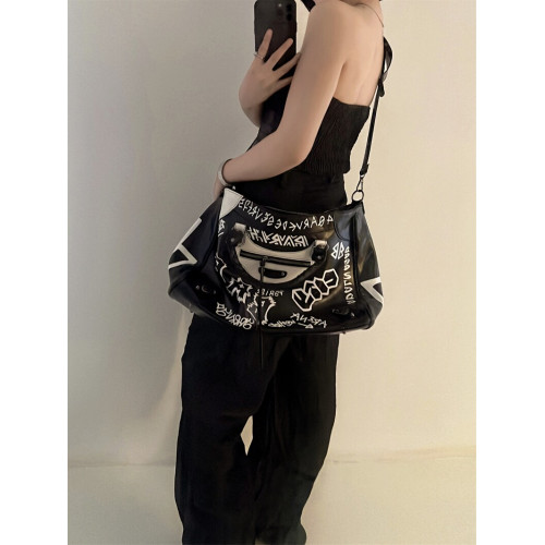 塗鴉機車包女2026新款龐克鉚釘旅行健身包通勤托特包潮街頭辣妹包