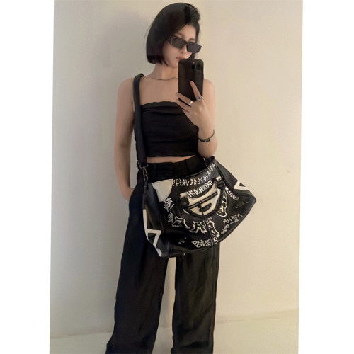 塗鴉機車包女2026新款龐克鉚釘旅行健身包通勤托特包潮街頭辣妹包