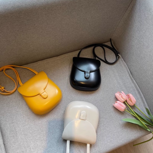 2025新款高級感洋氣女款女式馬鞍小衆設計師貝殼紅色斜背手機包