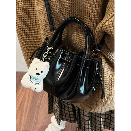 高級感油蠟皮手拎水桶包2025冬季新款時尚簡約單肩包小衆潮流女包