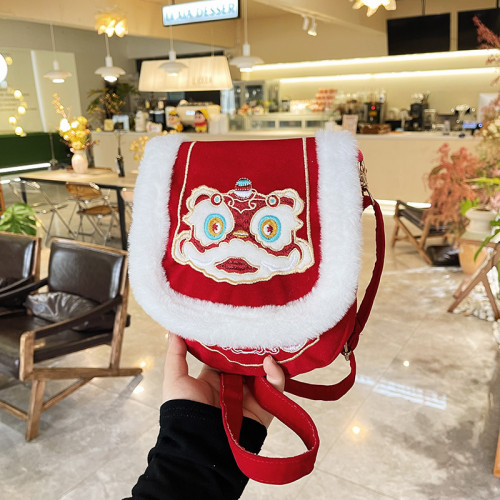 春夏季新年紅色馬鞍包包女2026新款精美刺綉醒獅兒童斜後後背包手機包