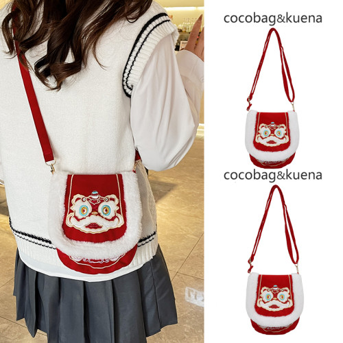 春夏季新年紅色馬鞍包包女2026新款精美刺綉醒獅兒童斜後後背包手機包