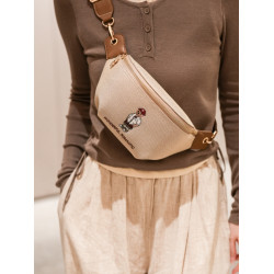 北包包寬肩帶小熊刺綉胸包女2026新款帆布高級感手機包休閒單肩包