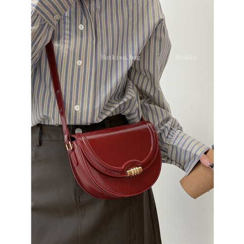 高級感斜背小包包女2024新款秋冬單肩包小衆酒紅色時尚腋下馬鞍包