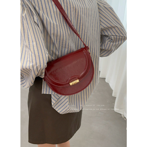 高級感斜背小包包女2024新款秋冬單肩包小衆酒紅色時尚腋下馬鞍包