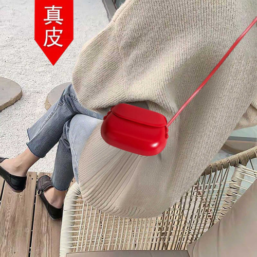 香港品牌超火紅色手機貝殼馬鞍包包女2026新款小衆輕奢高級感斜背 香港品牌超火紅色手機貝殼馬鞍包包女2026新款小衆輕奢高級感斜背