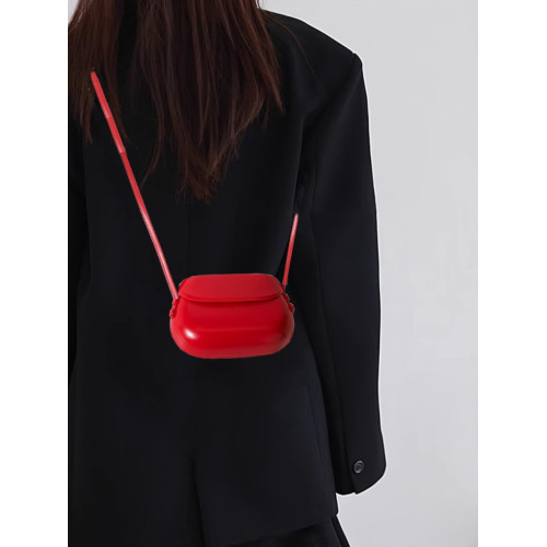 香港品牌超火紅色手機貝殼馬鞍包包女2026新款小衆輕奢高級感斜背 香港品牌超火紅色手機貝殼馬鞍包包女2026新款小衆輕奢高級感斜背