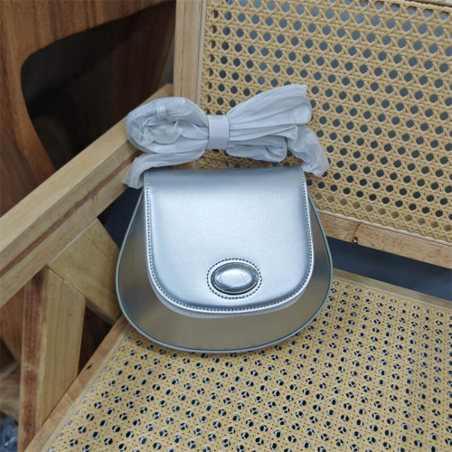 出口韓國真皮品牌庫存特價清貨牛皮大品牌斜背馬鞍小方包女包 出口韓國真皮品牌庫存特價清貨牛皮大品牌斜背馬鞍小方包女包