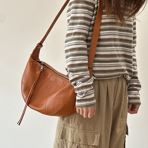 復古簡約真皮馬鞍包頭層牛皮休閒寬肩帶單肩月牙包植鞣軟皮斜後後背包 復古簡約真皮馬鞍包頭層牛皮休閒寬肩帶單肩月牙包植鞣軟皮斜後後背包