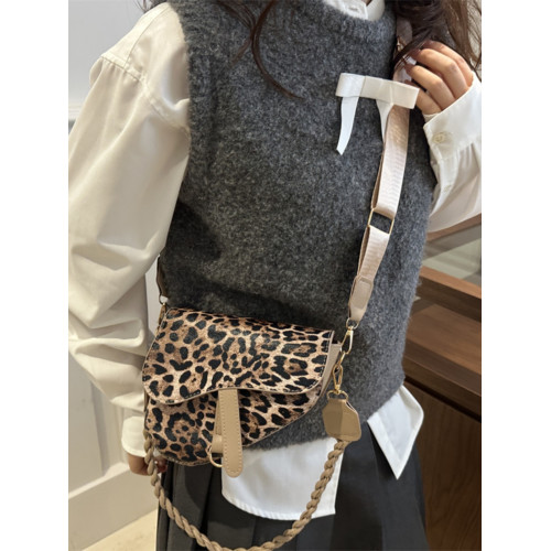 網紅豹紋包包女2024新款時尚高級感洋氣單肩斜後後背包韓國百搭馬鞍包 網紅豹紋包包女2024新款時尚高級感洋氣單肩斜後後背包韓國百搭馬鞍包