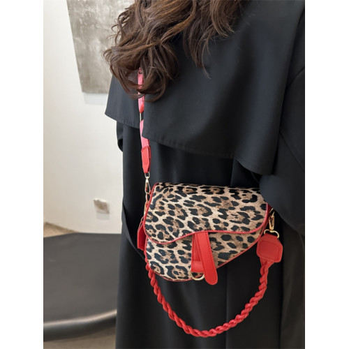 網紅豹紋包包女2024新款時尚高級感洋氣單肩斜後後背包韓國百搭馬鞍包 網紅豹紋包包女2024新款時尚高級感洋氣單肩斜後後背包韓國百搭馬鞍包