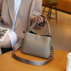 時尚牛皮包女2025新款潮大容量水桶包百搭通勤真皮單肩斜背手提包