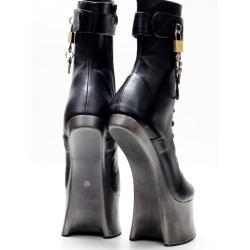 苦月亮18公分超高跟驢蹄高跟戀足花式變裝COS系帶加鎖小馬短靴