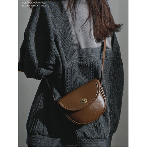 uustudio小衆設計復古AGB辣妹油蠟皮半圓鎖釦郵差馬鞍單肩斜後後背包