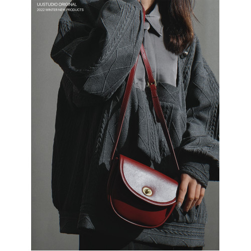 uustudio小衆設計復古AGB辣妹油蠟皮半圓鎖釦郵差馬鞍單肩斜後後背包