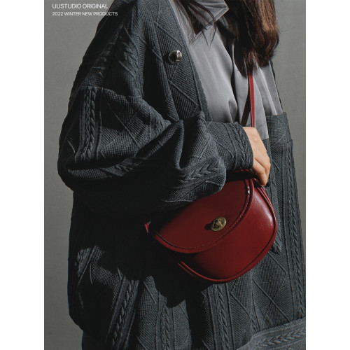 uustudio小衆設計復古AGB辣妹油蠟皮半圓鎖釦郵差馬鞍單肩斜後後背包