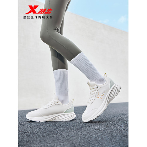 特步羽逸FW丨綜訓鞋女夏季跑步鞋革面防潑水運動鞋休閒鞋軟底跑鞋