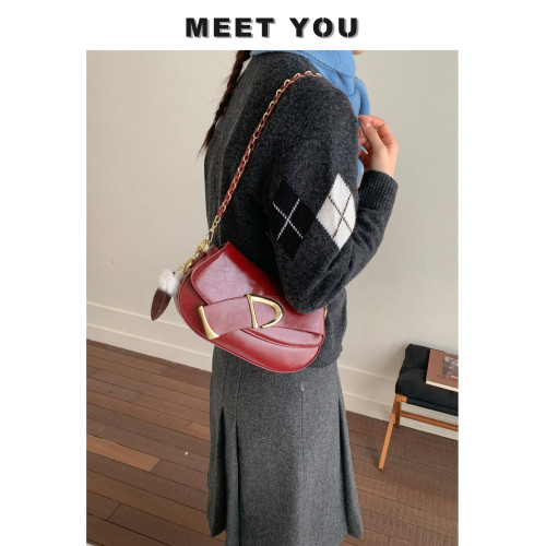 紅色超火精緻鏈條馬鞍包包女2026新款春季高級感輕奢小衆斜背婚包