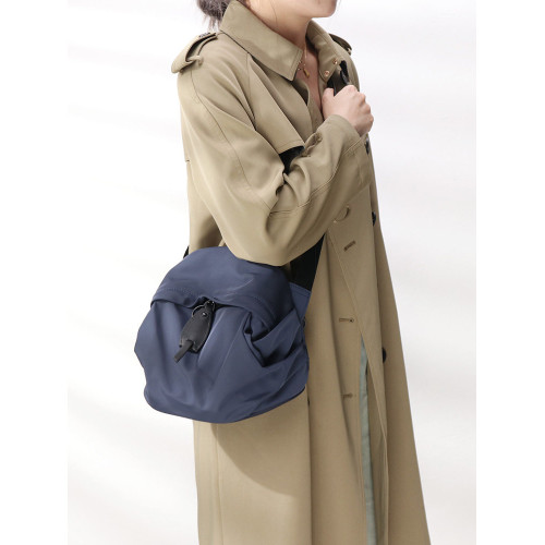 高密度抗皺防水尼龍布休閒慵懶風斜後後背包女2024新款百搭個性貝殼包