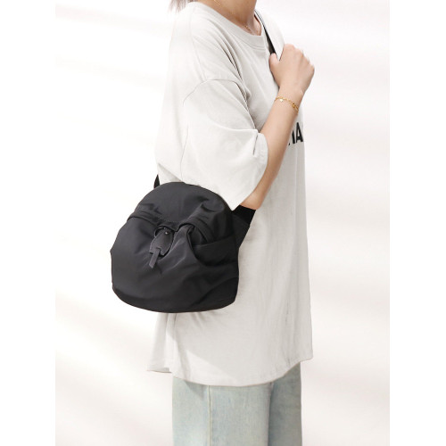 高密度抗皺防水尼龍布休閒慵懶風斜後後背包女2024新款百搭個性貝殼包
