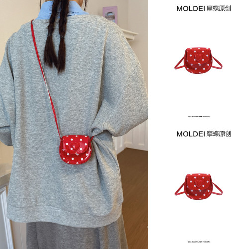 夏天迷你小包包女童2026新款紅色皮質波點馬鞍包斜背零錢包鑰匙包