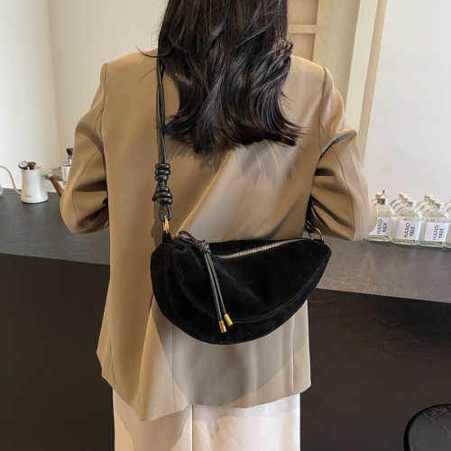 秋冬季小衆麂皮絨牛角手機包包女士2025新款單肩斜背馬鞍包餃子包