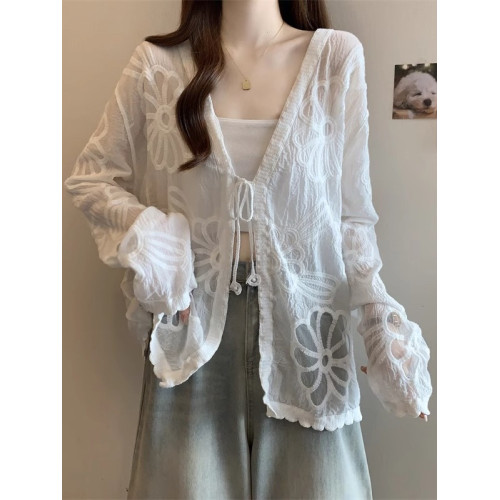 大碼蕾絲V領防曬長袖襯衫女夏季胖mm中長款鏤空系帶上衣外搭罩衫