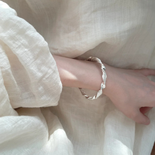 精緻扭紋百搭手鐲女簡約氣質幾何莫比烏斯個性開口手環ins風手飾