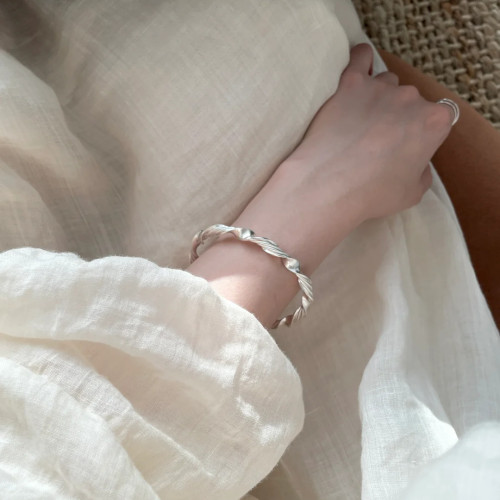 精緻扭紋百搭手鐲女簡約氣質幾何莫比烏斯個性開口手環ins風手飾