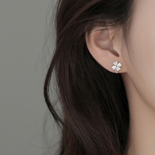 如業 925純銀四葉草耳釘2023新款爆款輕奢小衆設計耳環女耳飾 如業 925純銀四葉草耳釘2023新款爆款輕奢小衆設計耳環女耳飾