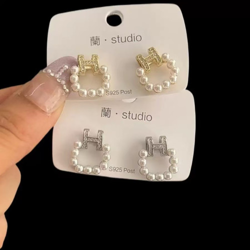 2025年新款簡約時尚小香風名媛風女珍珠字母耳環925銀針氣質百搭