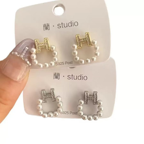 2025年新款簡約時尚小香風名媛風女珍珠字母耳環925銀針氣質百搭
