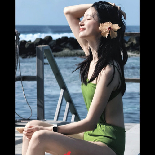 郭曉婷同款性感純欲綠色顯白連體泳衣女遮肚顯瘦露背溫泉度假泳裝