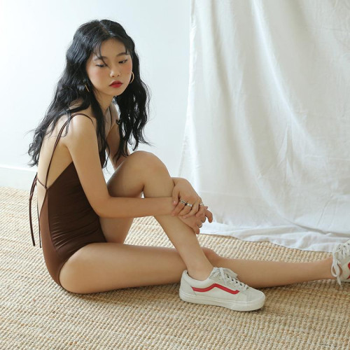2020性感純色露背系帶遮肚修身顯瘦三角連體溫泉泳衣女
