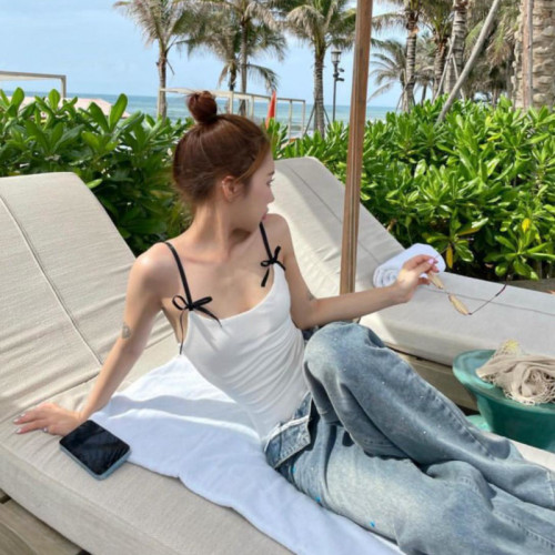 2024年小衆顯白純色細肩帶連體泳衣女辣妹風性感度假露背吊帶學生