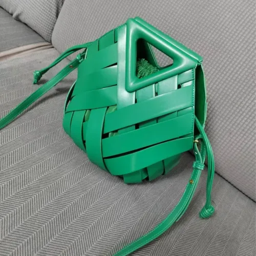 菜籃子女包小衆設計氣質高級時尚倒三角手提編織包包2025新款 菜籃子女包小衆設計氣質高級時尚倒三角手提編織包包2025新款