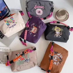 刺綉拉鍊單肩包女日系小衆設計小清新時尚大容量可攜式收納包洗漱包