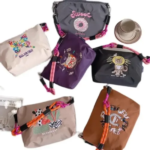 刺綉拉鍊單肩包女日系小衆設計小清新時尚大容量可攜式收納包洗漱包