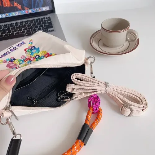 刺綉拉鍊單肩包女日系小衆設計小清新時尚大容量可攜式收納包洗漱包