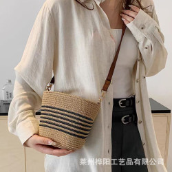 夏季流行草編小包包女2024新款海邊度假編織包休閒百搭斜背水桶包