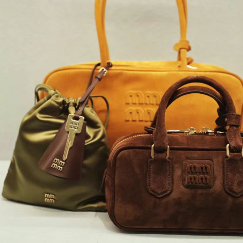 秋冬復古2024新款 高級感麂皮絨面 化妝包迷你抽繩束口小包收納包 秋冬復古2024新款 高級感麂皮絨面 化妝包迷你抽繩束口小包收納包