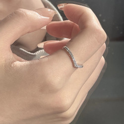 清倉秀氣新款精致莫桑鑽V形排鑽戒指曡戴戒指女ins簡約冷風護戒