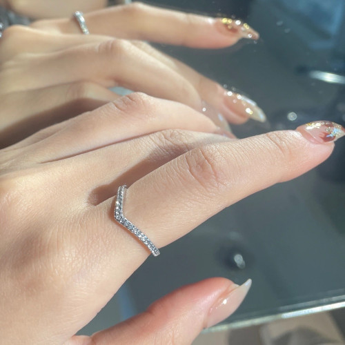 清倉秀氣新款精致莫桑鑽V形排鑽戒指曡戴戒指女ins簡約冷風護戒