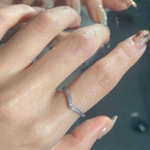 清倉秀氣新款精致莫桑鑽V形排鑽戒指曡戴戒指女ins簡約冷風護戒